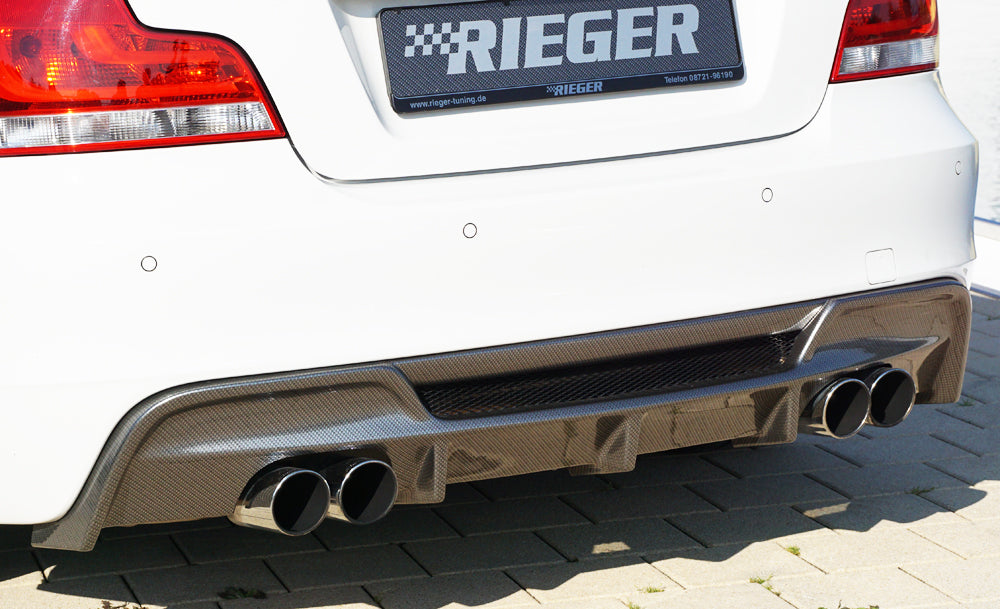 BMW 1er E82, E88  (182 / 1C) Rieger Heckeinsatz  für Doppelendrohr li. u. re., (4x80mm ø), ABS, Carbon-Look, für Fzg. mit M-Technik, 
inkl. Alugitter, Montagezubehör, Gutachten