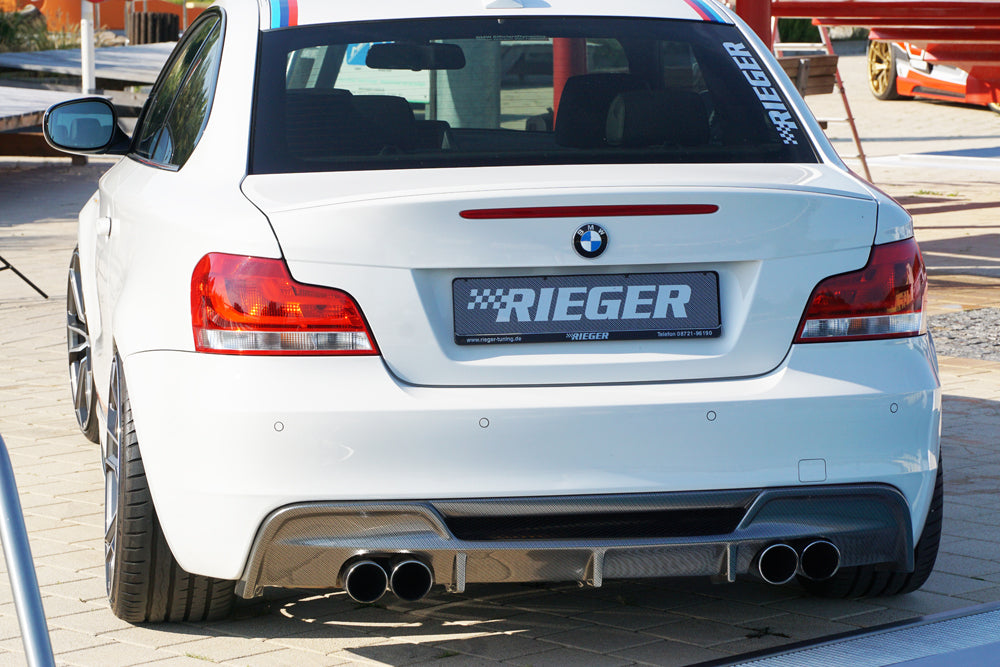 BMW 1er E82, E88  (182 / 1C) Rieger Heckeinsatz  für Doppelendrohr li. u. re., (4x80mm ø), ABS, Carbon-Look, für Fzg. mit M-Technik, 
inkl. Alugitter, Montagezubehör, Gutachten