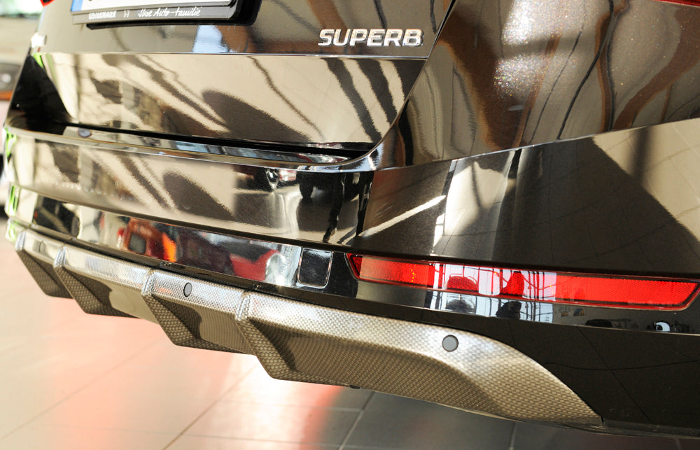 Skoda Superb III (3T/3V) Rieger Heckeinsatz ohne Aussparung für Endrohrblenden ABS, Carbon-Look, für Fzg. mit Anhängekupplung, Einparkhilfe (PDC), 
inkl. Montagezubehör, Gutachten