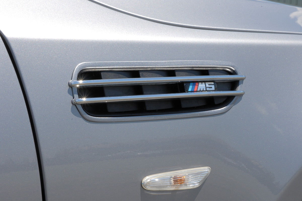 BMW 3er E30 BMW Lüftungsgitter schwarz M5-/ Rieger-Logo, für nachträgliche Montage für Kotflügel, ABS, 
Adapter, Schnittschablone, Montagezubehör