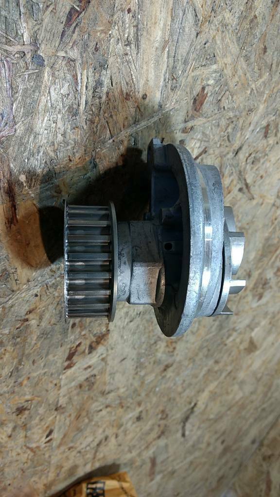 Original GM Opel Wasserpumpe Kadett E Ascona C 1.6 / 1.8 8V NEU