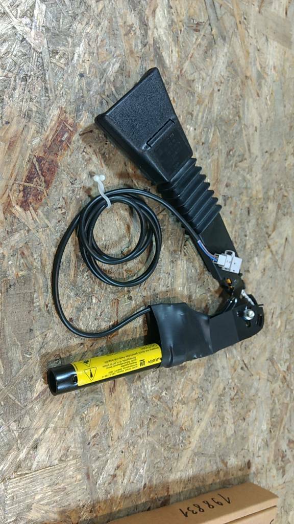 Original GM Opel Omega B Gurtschloss vorne links NEU