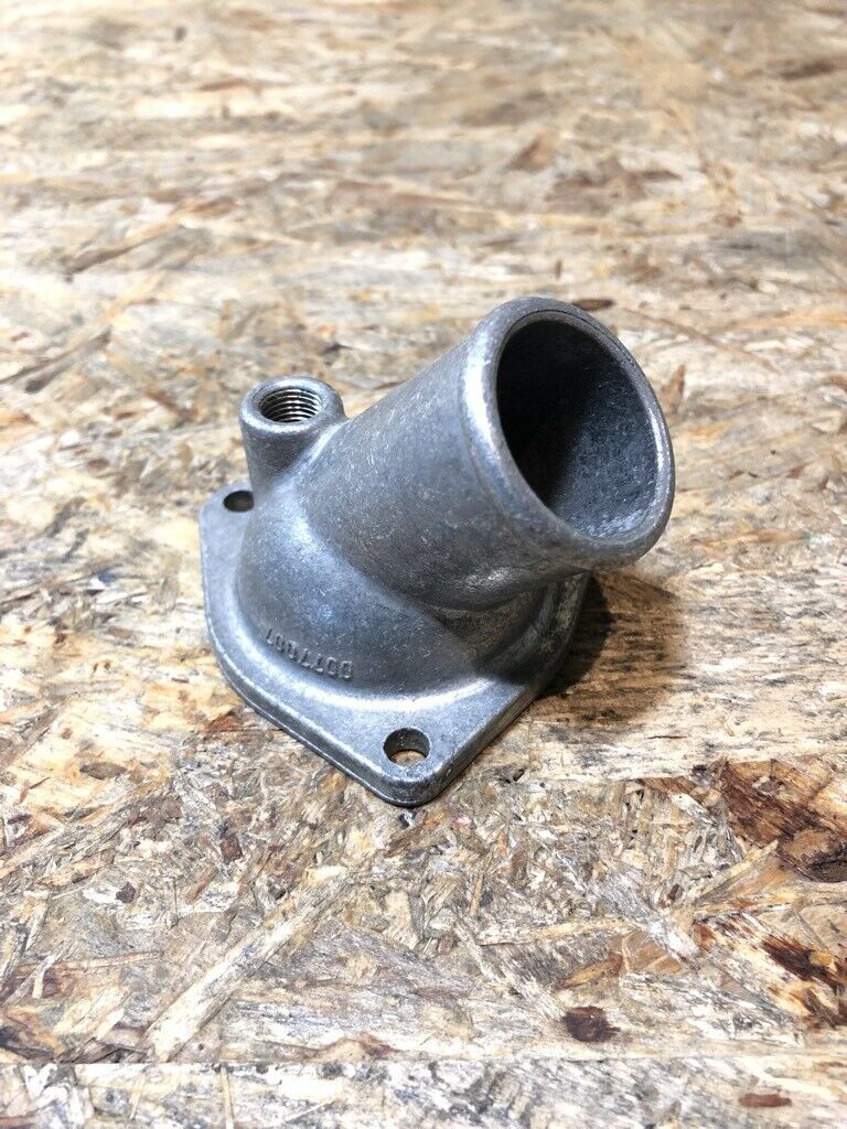 Original GM Opel Ascona C Kadett E Wasserauslass stutzen *NEU*