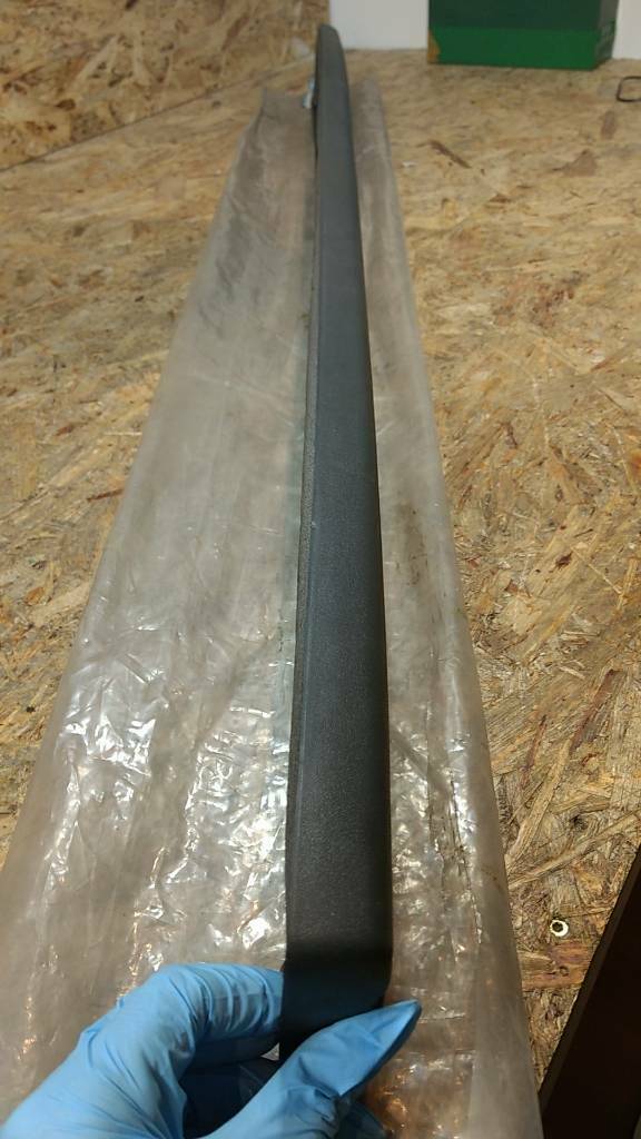 Original GM Opel Omega A Caravan Zierleiste Heckklappe unten NEU