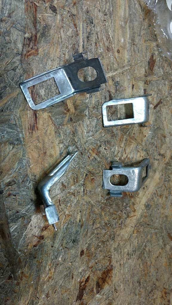 Original GM Opel Astra F Satz Halter links Kühlergitter NEU