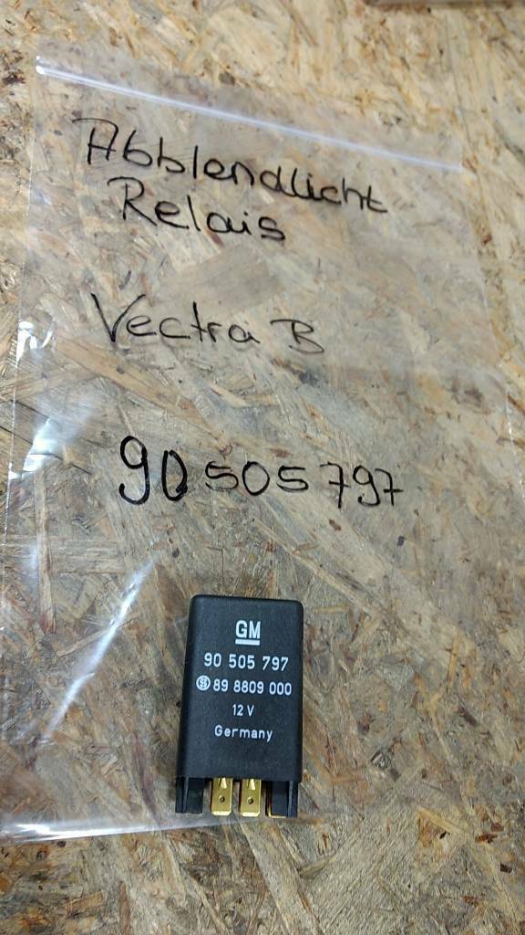 Original GM Opel Vectra B Abblendlicht Relais NEU