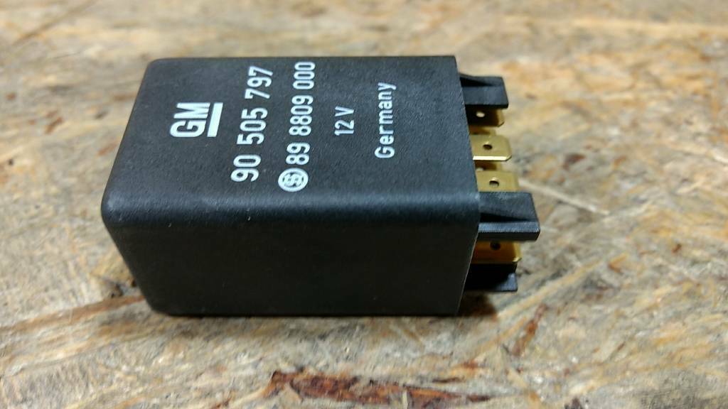Original GM Opel Vectra B Abblendlicht Relais NEU