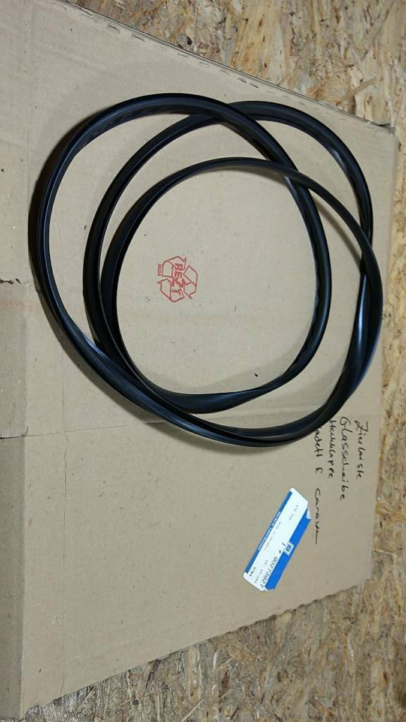 Original GM Opel Kadett E Caravan Zierleiste Glasscheibe NEU