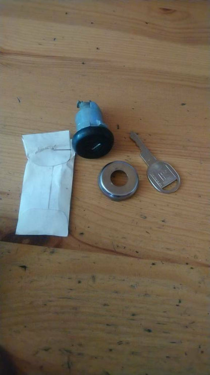 Chevrolet Cavalier Pontiac Sunbird Schließzylinder Schloss neu GM