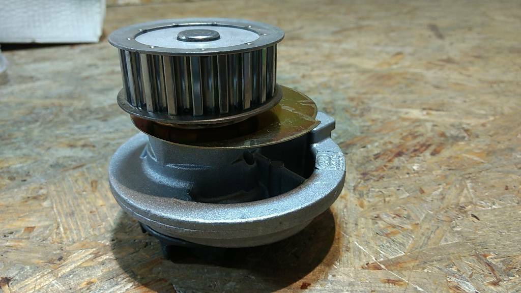 Ascona C Calibra Frontera Ascona Kadett Vectra Omega Wasserpumpe Original GM Opel NEU