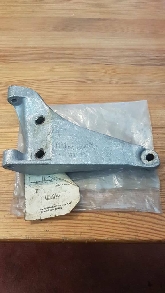 Original Opel Monza Kadett Halter Lichtmaschine NEU