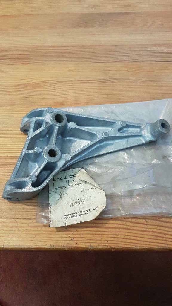 Original Opel Monza Kadett Halter Lichtmaschine NEU