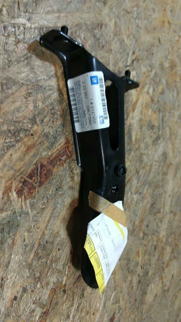 Opel Omega B Halter Träger an Längsträger original GM NEU