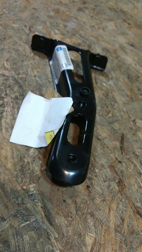Opel Omega B Halter Träger an Längsträger original GM NEU