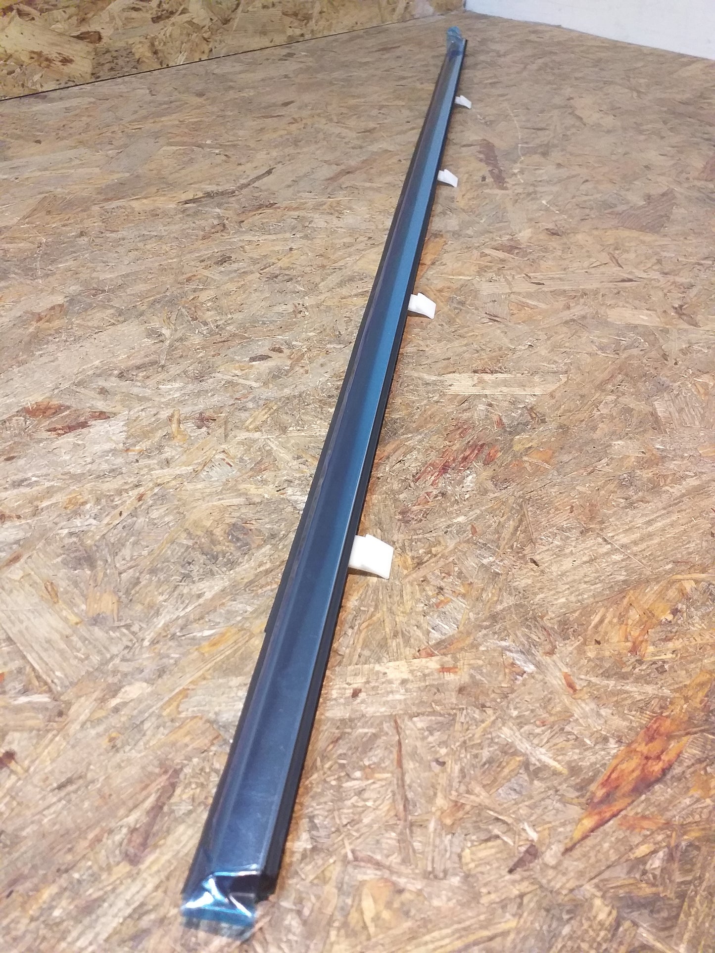 Chevrolet Captiva Fensterschachtleiste vorne links original GM NEU