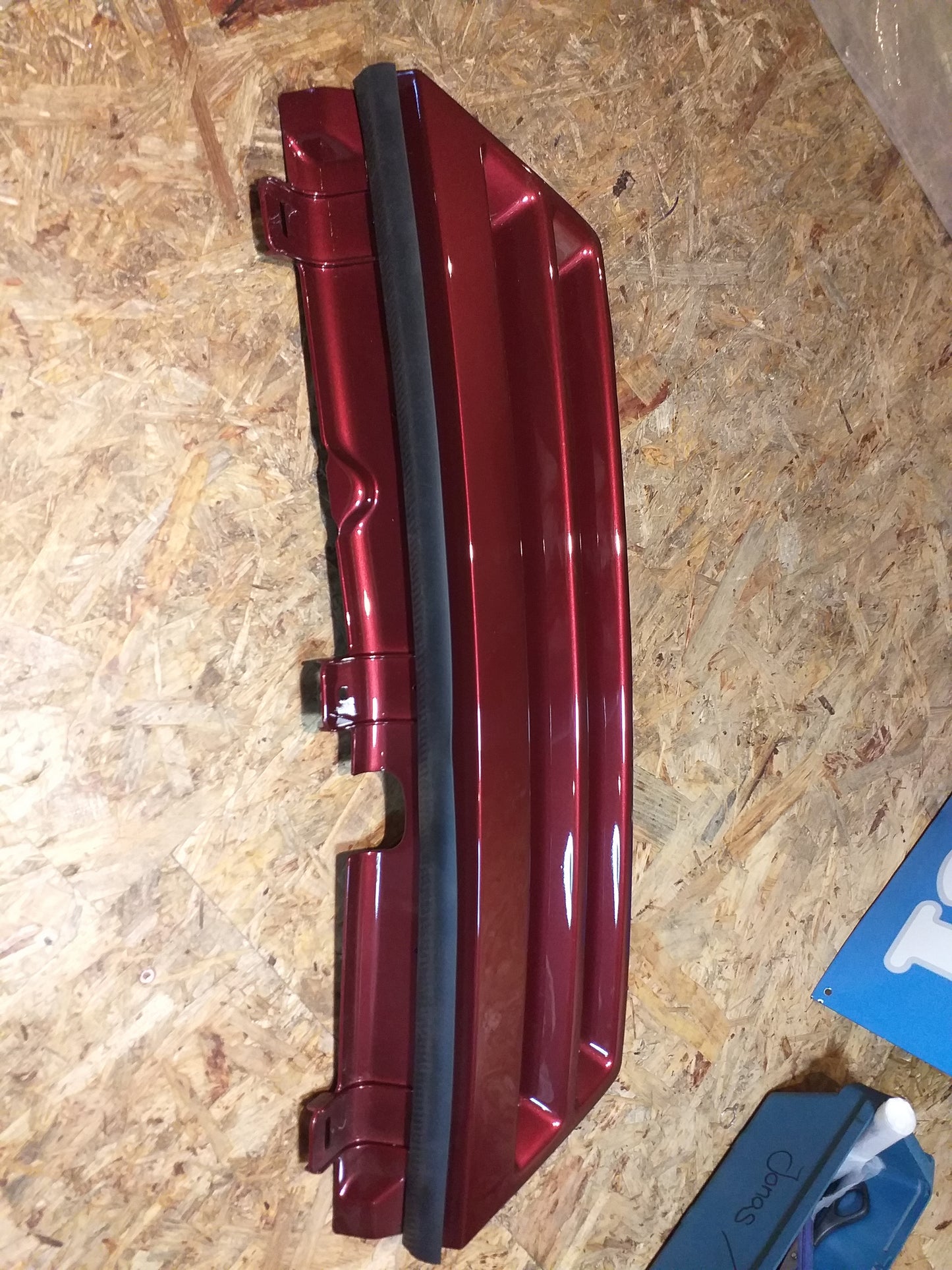 Omega A Grill Kühler Bordaux rot original GM OpelNEU