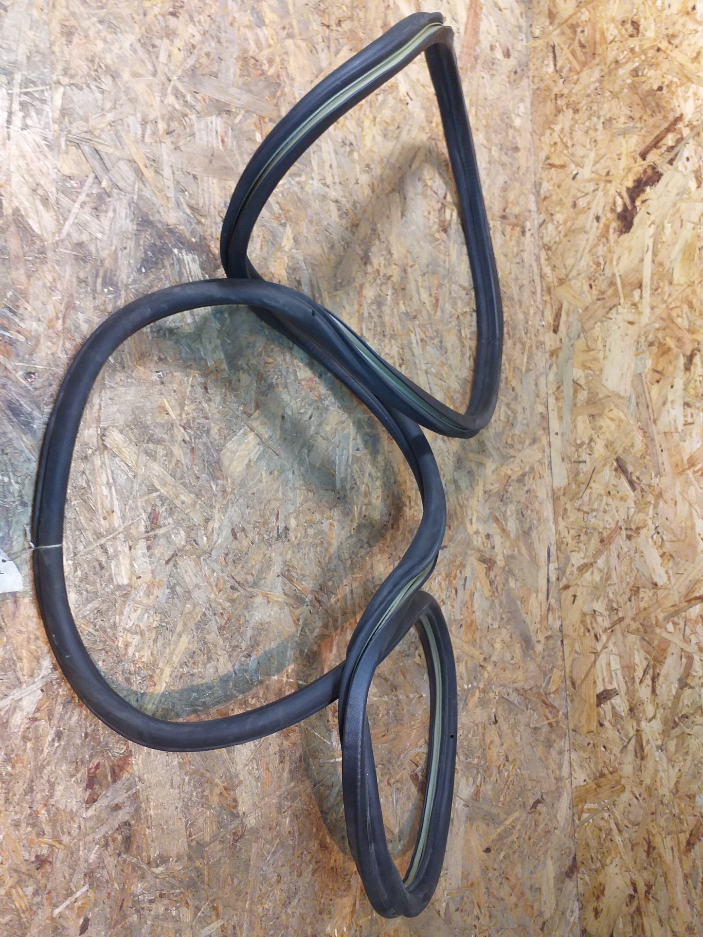 Ascona C Gummiabdichtung Hintertüre mit Flanschabdeckung, schwarz GEBRAUCHT