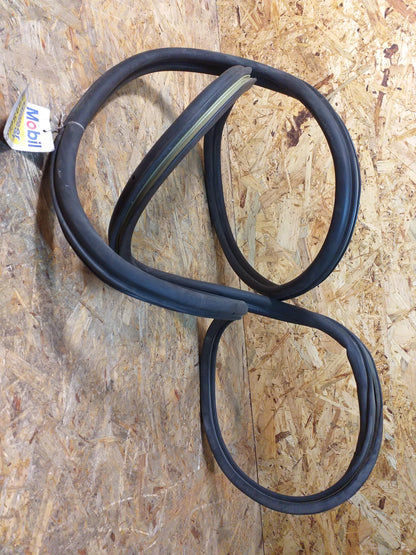 Ascona C Gummiabdichtung Hintertüre mit Flanschabdeckung, schwarz GEBRAUCHT