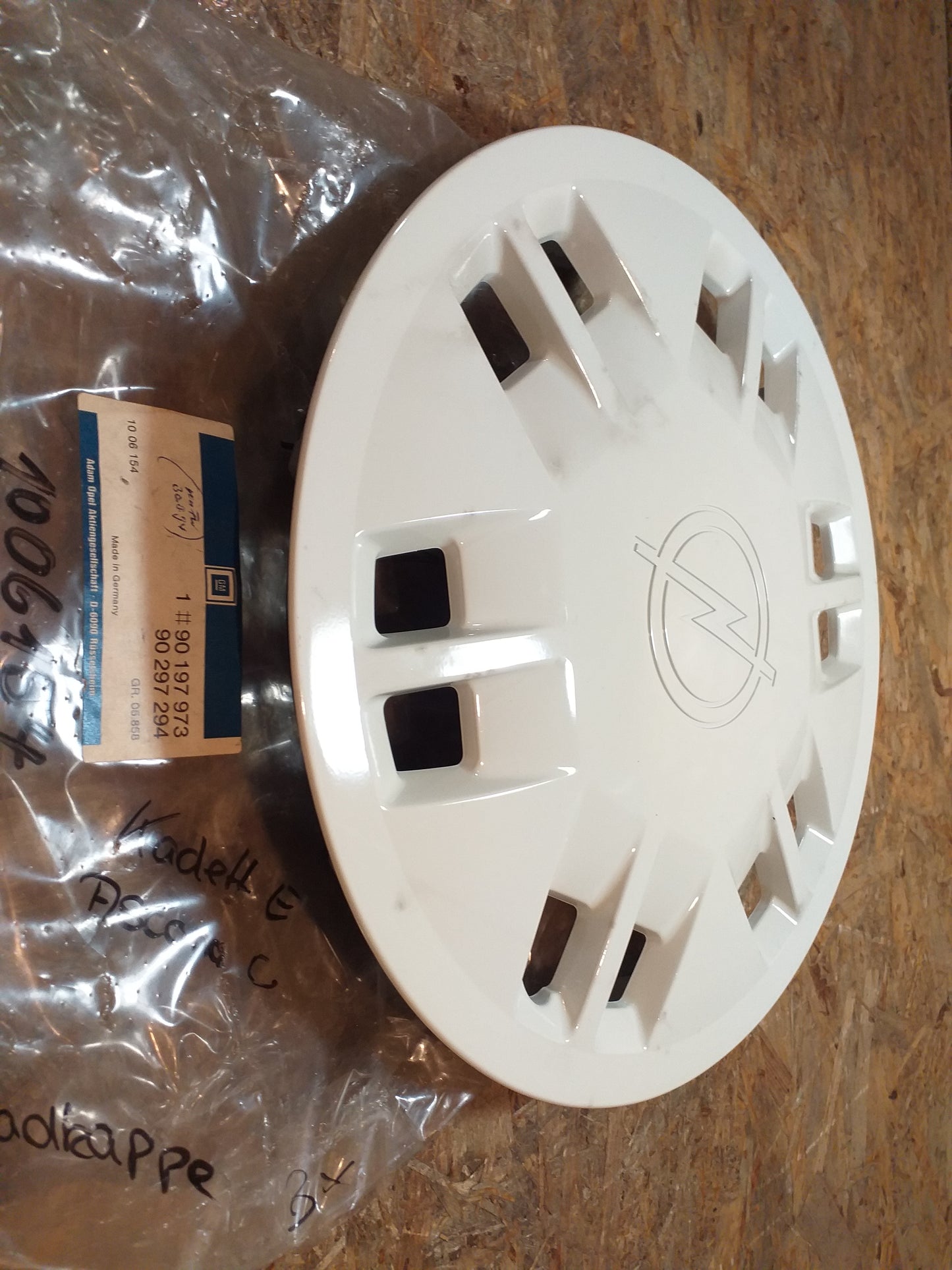 Kadett E Ascona C Radkappe original GM Opel NEU