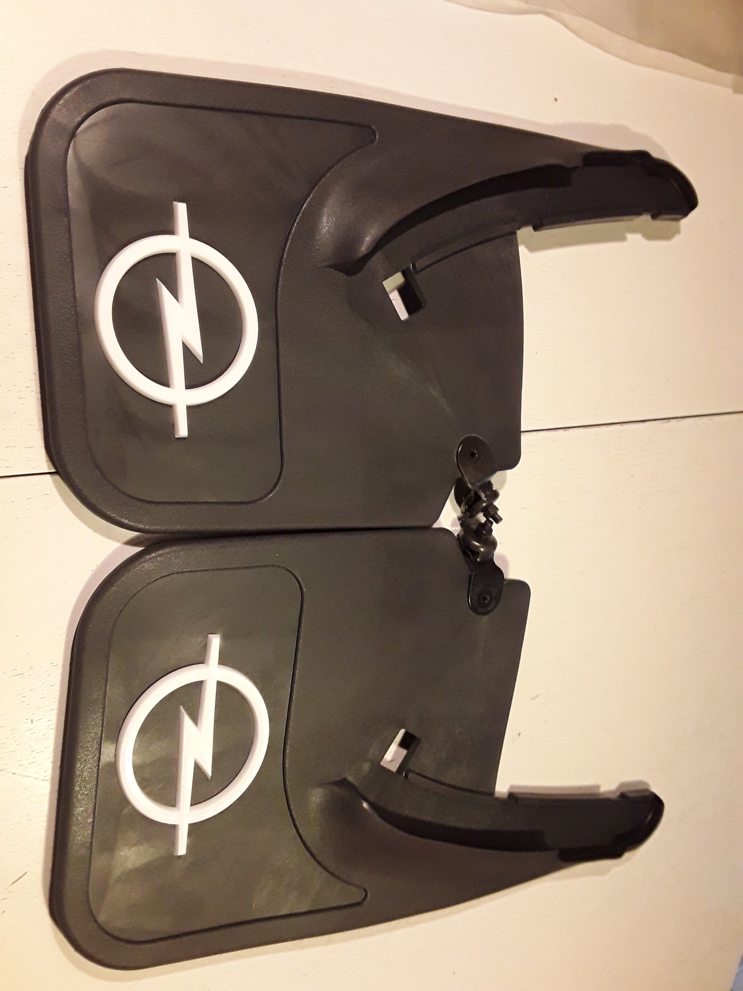 Kadett E Limo Schmutzfänger hinten mit Anbaumaterial original GM Opel NEU