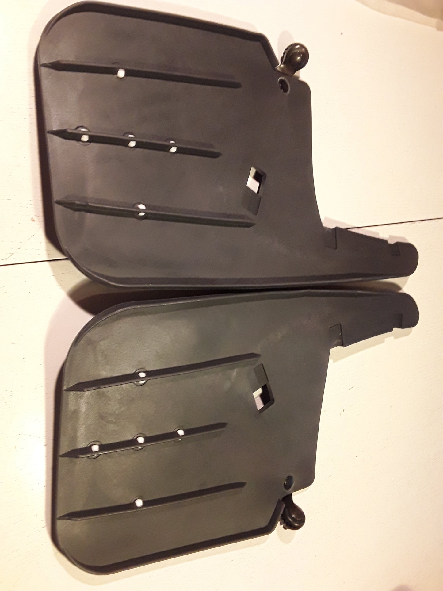 Kadett E Limo Schmutzfänger hinten mit Anbaumaterial original GM Opel NEU