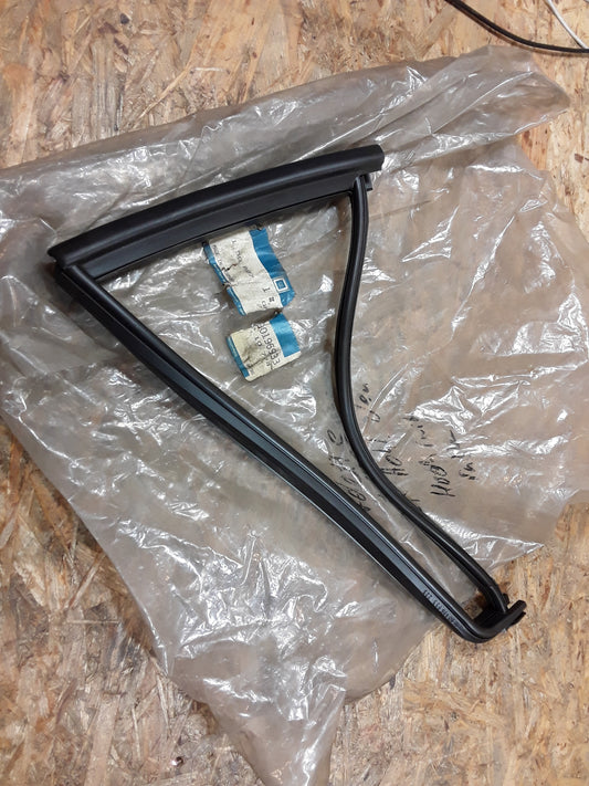 Kadett E Stufenheck Dichtung Fenster Hintertüre links original GM Opel NEU