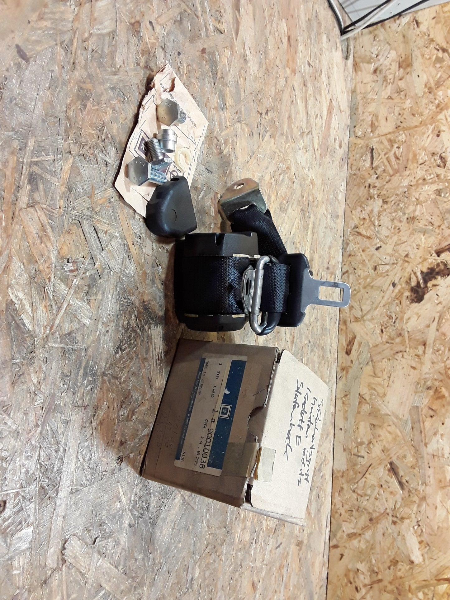 Kadett E Stufenheck Sicherheitsgurt hinten rechts original GM Opel NEU