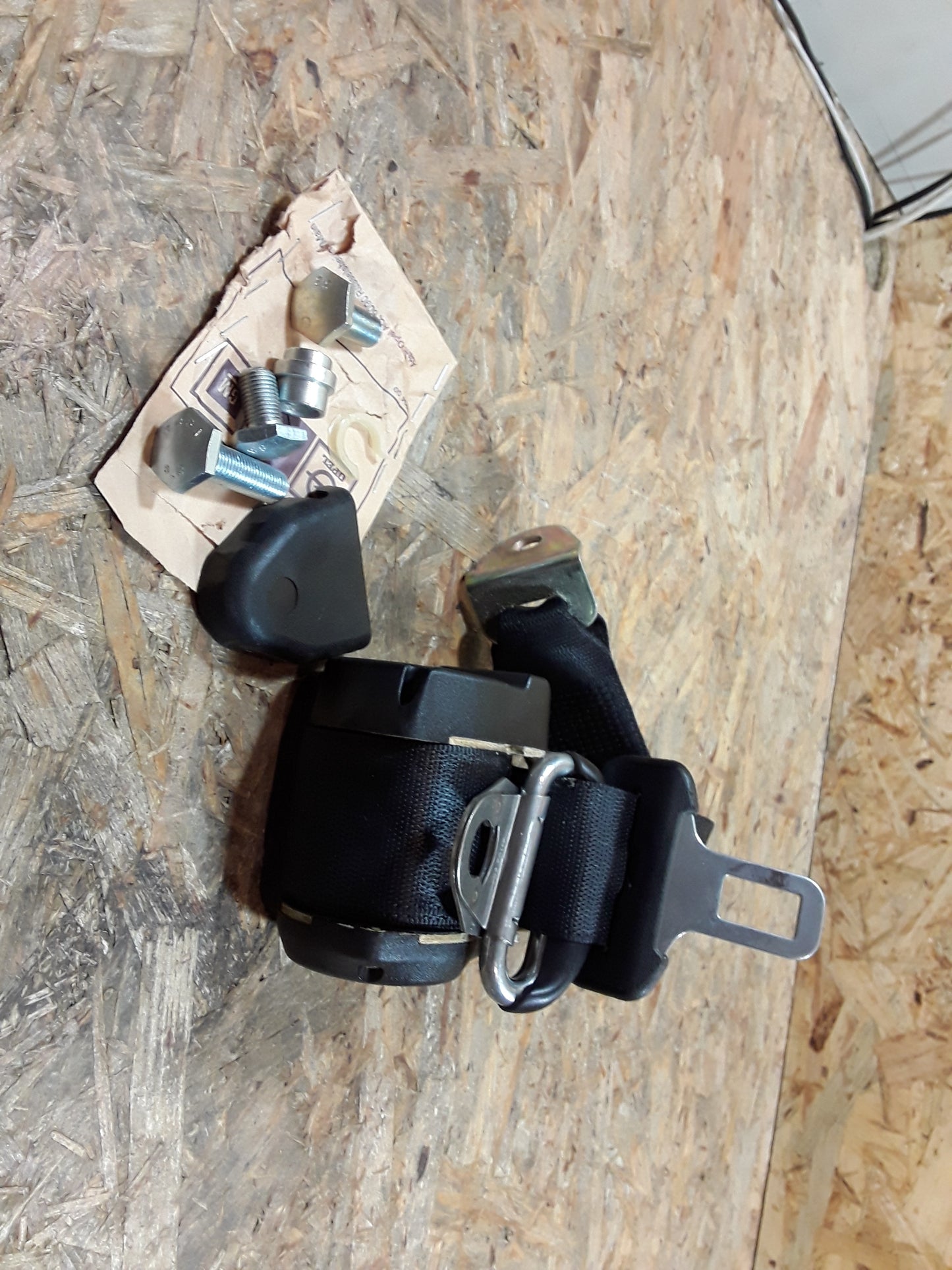 Kadett E Stufenheck Sicherheitsgurt hinten rechts original GM Opel NEU