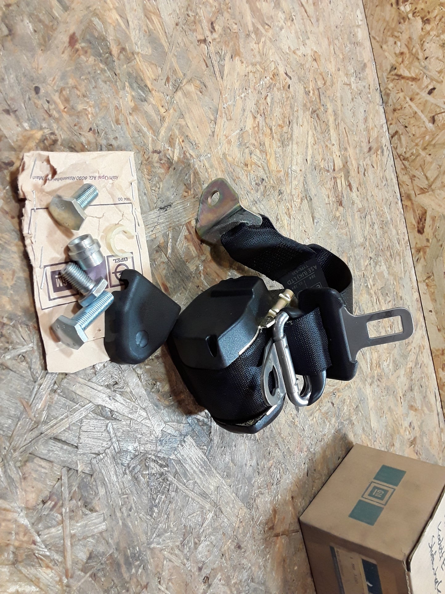 Kadett E Stufenheck Sicherheitsgurt hinten rechts original GM Opel NEU