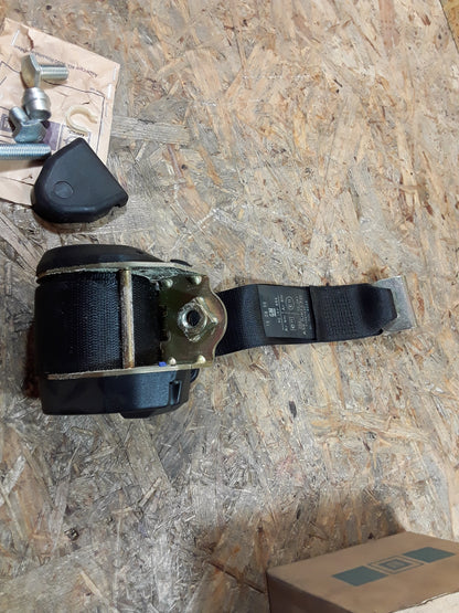 Kadett E Stufenheck Sicherheitsgurt hinten rechts original GM Opel NEU