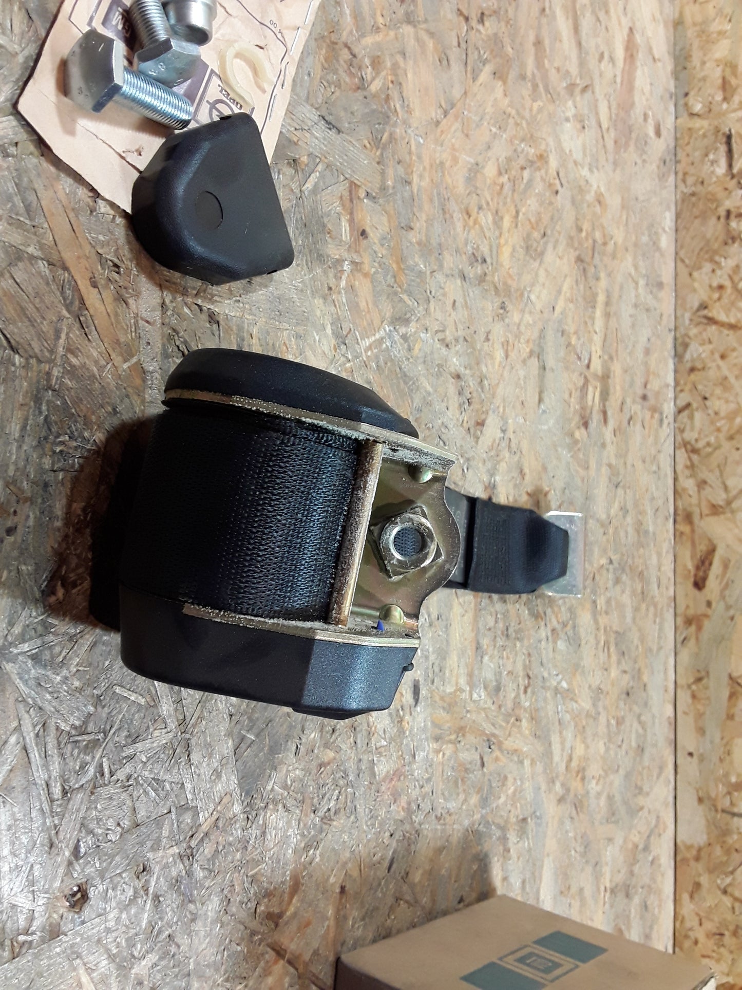 Kadett E Stufenheck Sicherheitsgurt hinten rechts original GM Opel NEU