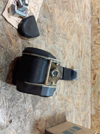 Kadett E Stufenheck Sicherheitsgurt hinten rechts original GM Opel NEU