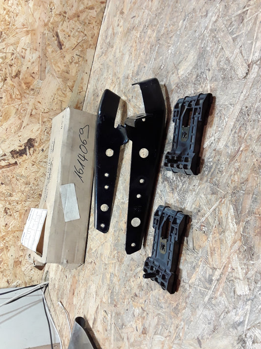 Rekord E Halter Stoßfänger vorne original GM Opel NEU