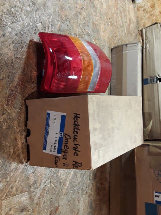 Omega A Caravan Heckleuchte rechts original GM Opel NEU