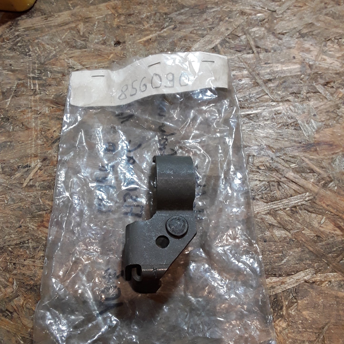 Ascona C Kadett D 1,6D Halter Auspuffrohr vorne original GM Opel NEU