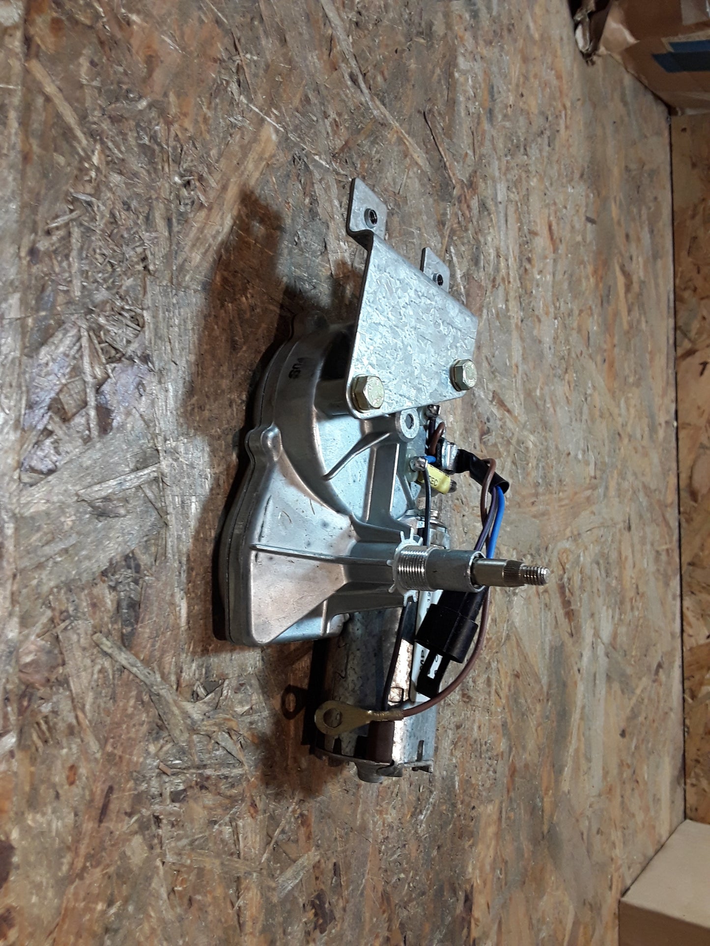 Kadett E Caravan Wischermotor hinten original GM Opel NEU