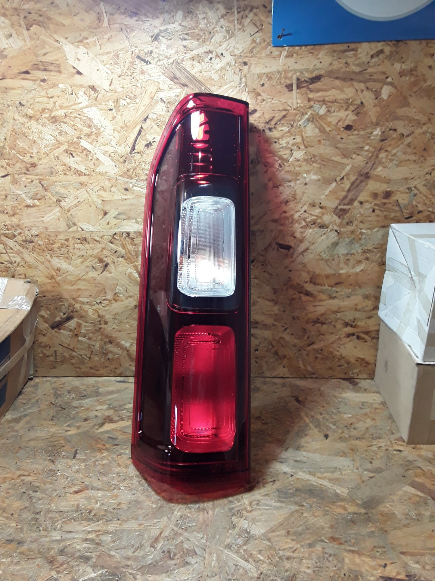 Vivaro B Heckleuchte links original GM Opel NEU