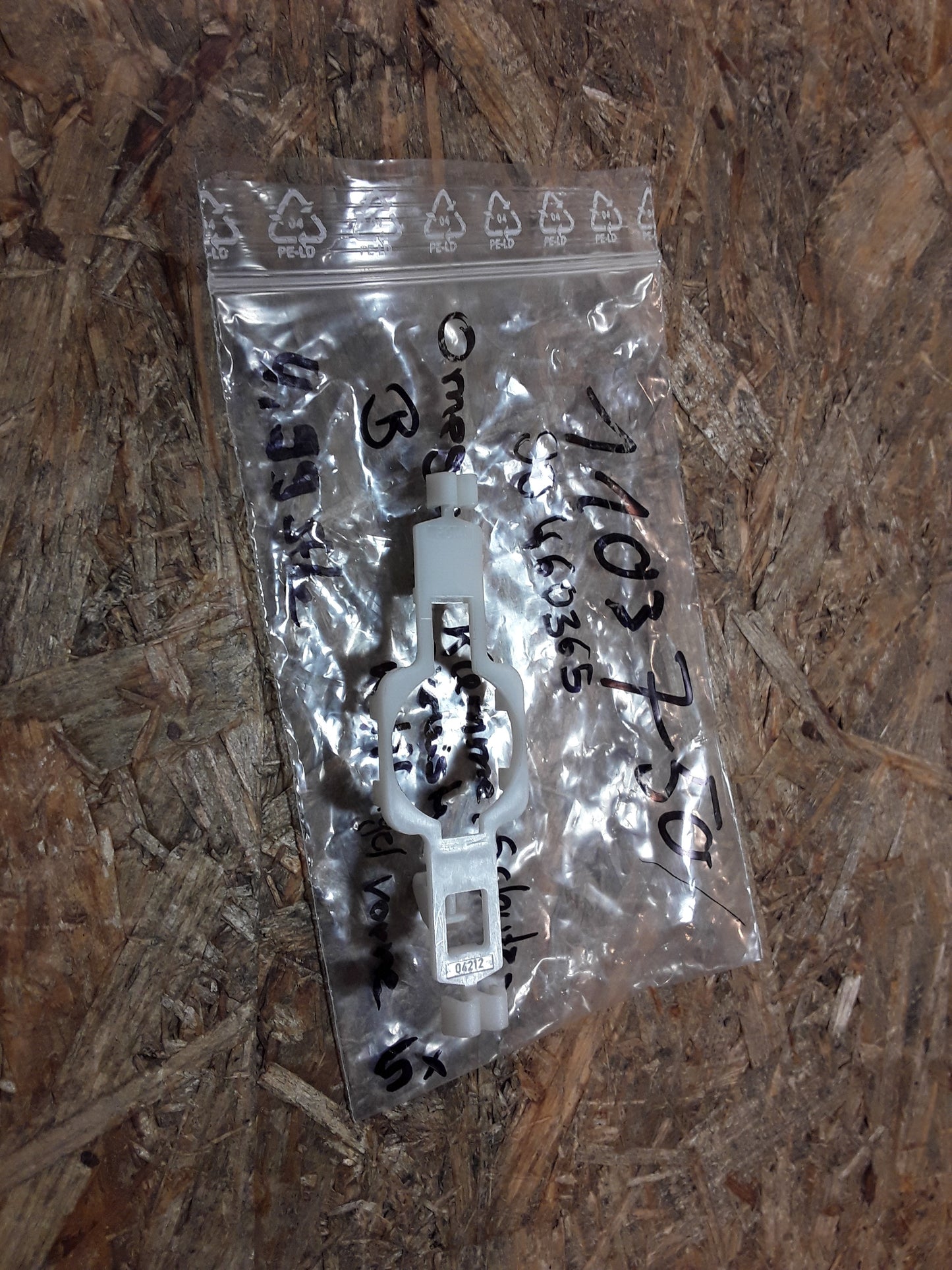 Omega B Klemme Schutzzierleiste an Kotflügel vorne original GM Opel NEU