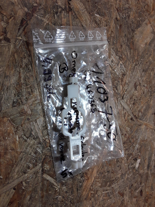 Omega B Klemme Schutzzierleiste an Kotflügel vorne original GM Opel NEU