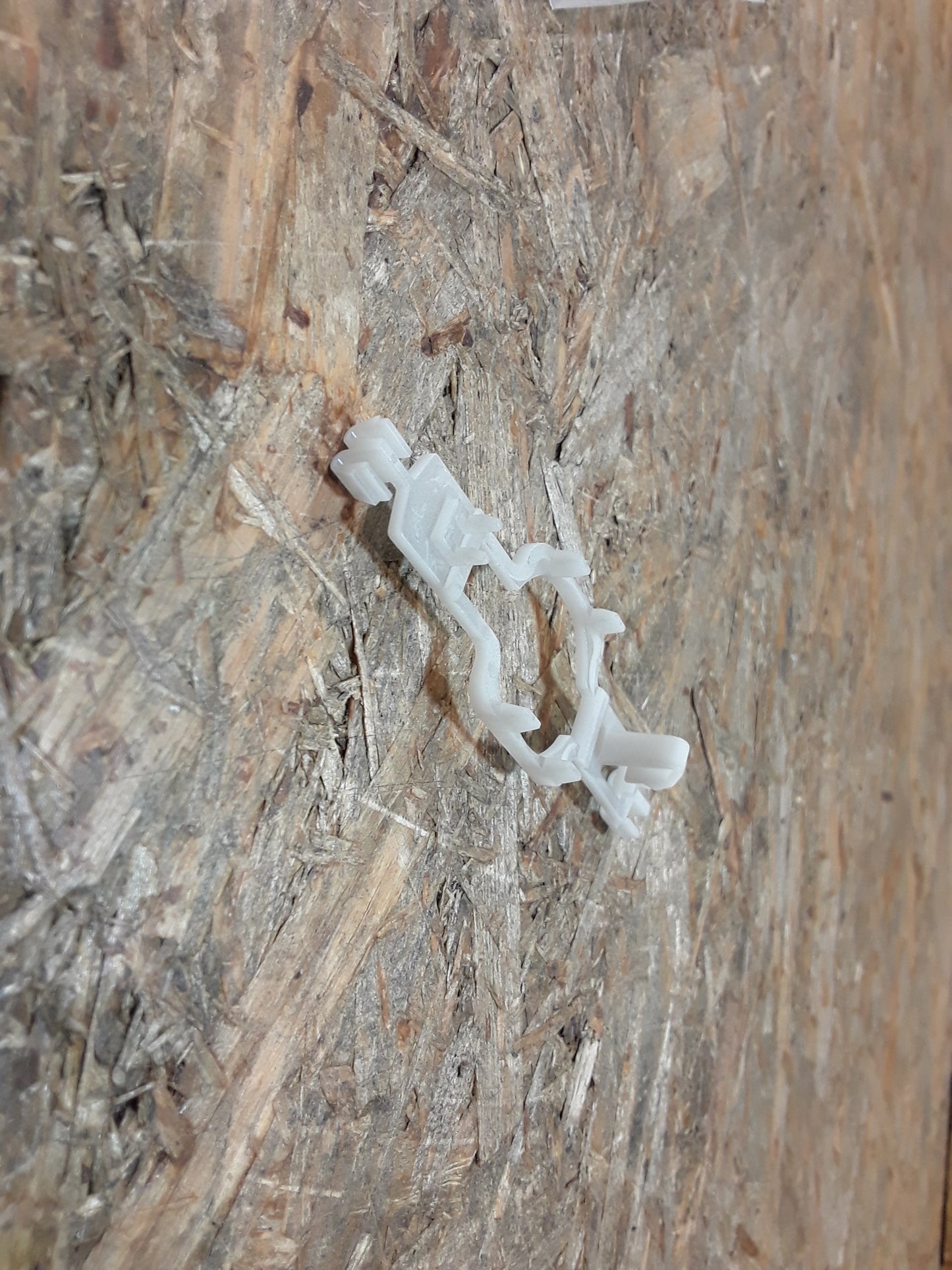 Omega B Klemme Schutzzierleiste an Kotflügel vorne original GM Opel NEU