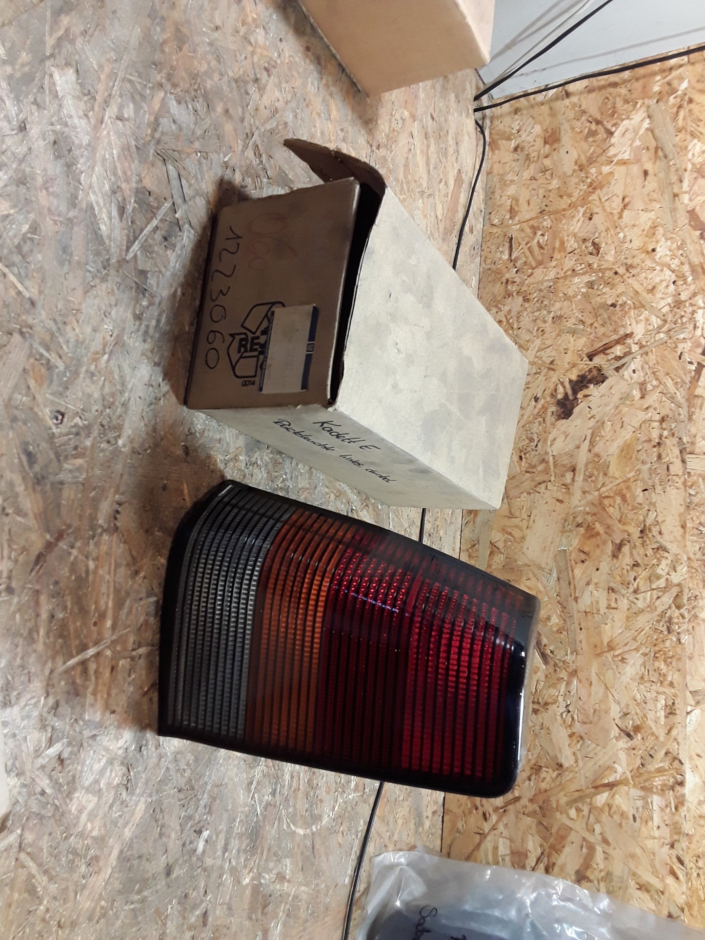Kadett E Rückleuchte links dunkel original GM Opel NEU