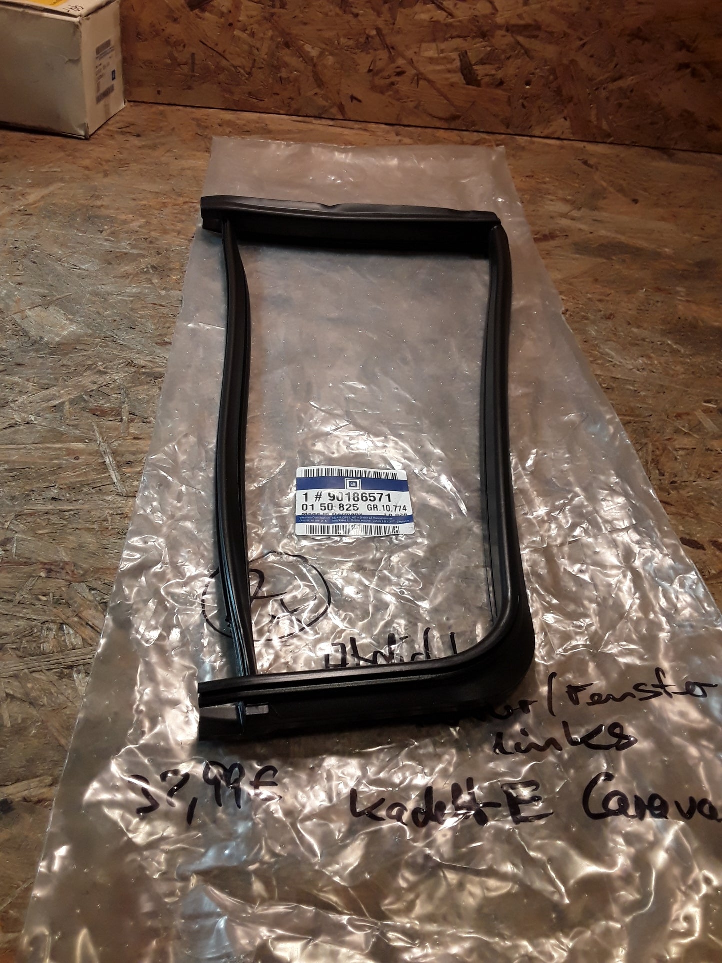 Kadett E Caravan Abdichtung Hintertüre Fenster links original GM Opel NEU