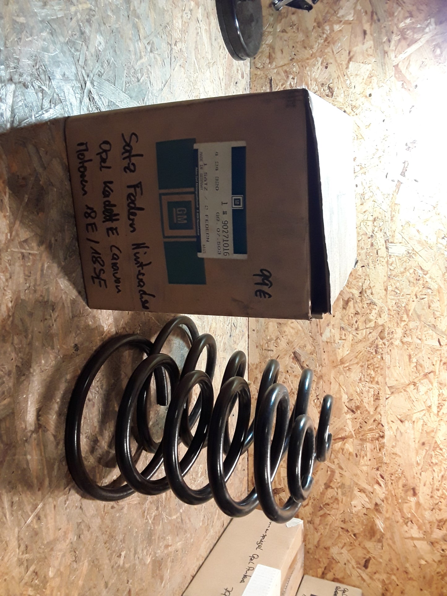 Kadett E Caravan 18E/18SE Satz Federn Hinterachse original GM Opel NEU