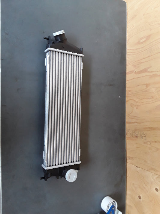 Original GM Opel Vivaro 2.0 CDTi Ladeluftkühler Neu