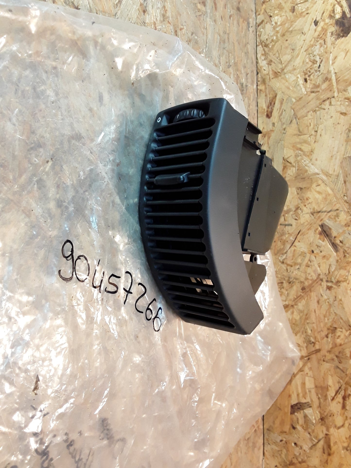 Omega Luftdüse Amaturenbrett vorne links schwarz original GM Opel NEU