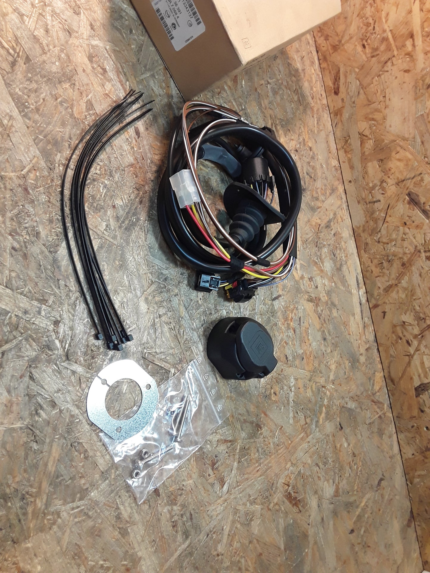 Vivaro E-Satz Anhängerzugvorrichtung 13pin original GM Opel NEU