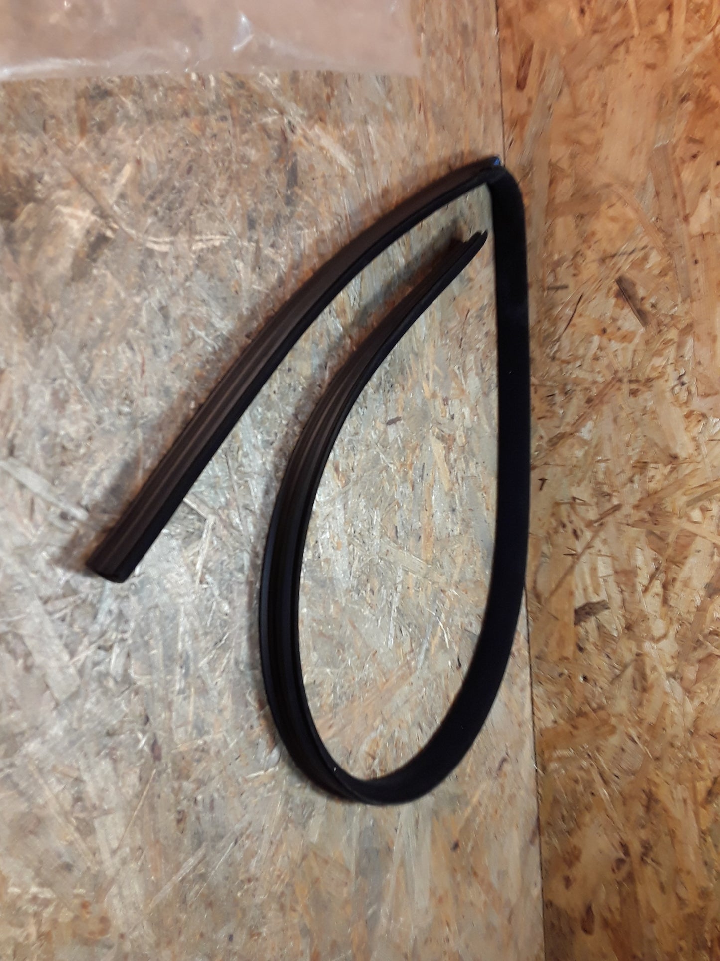 Omega B Dichtung Fensterführung vorne links original GM Opel NEU