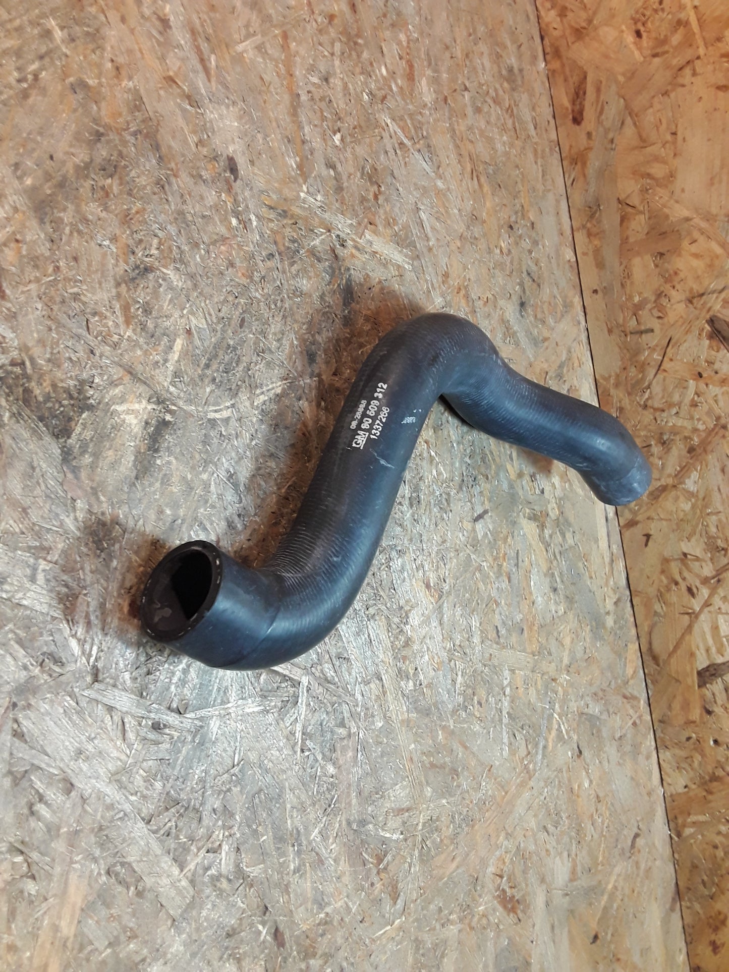 Omega B Auslass Schlauch an Kühler original GM Opel NEU