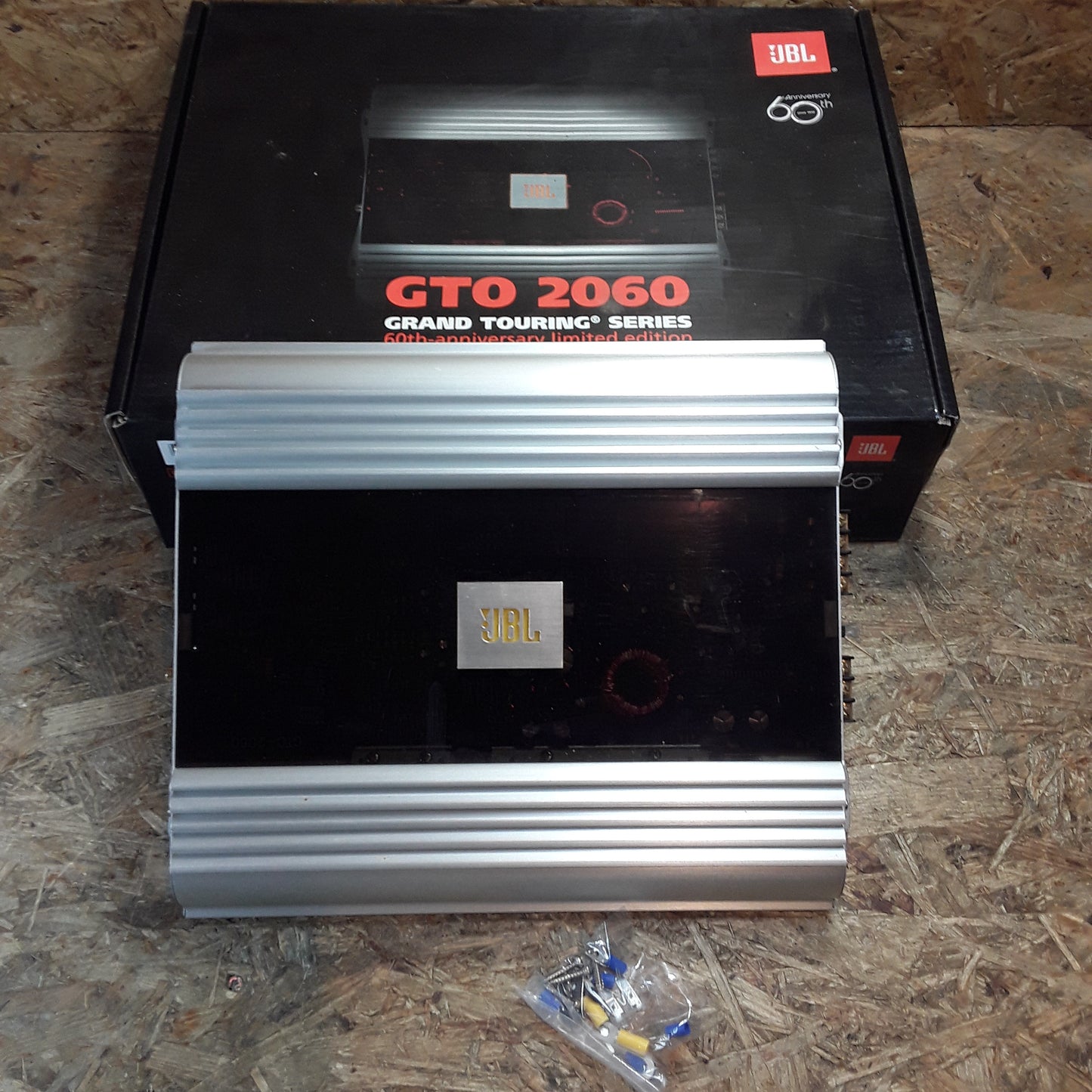 Diverse Fahrzeuge Endstufe Verstärker 400W max power original JBL NEU (Aus Altbestand)