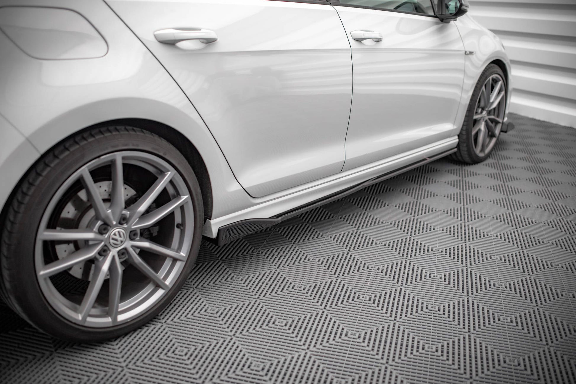 Seitenschweller Ansatz für V.2 für Volkswagen Golf R Mk7 schwarz matt